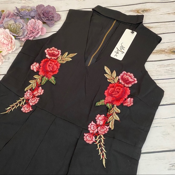 Sexy V Neck Keyhole Sleeveless Floral Embroidered Short Playsuit - Picture 5 of 16